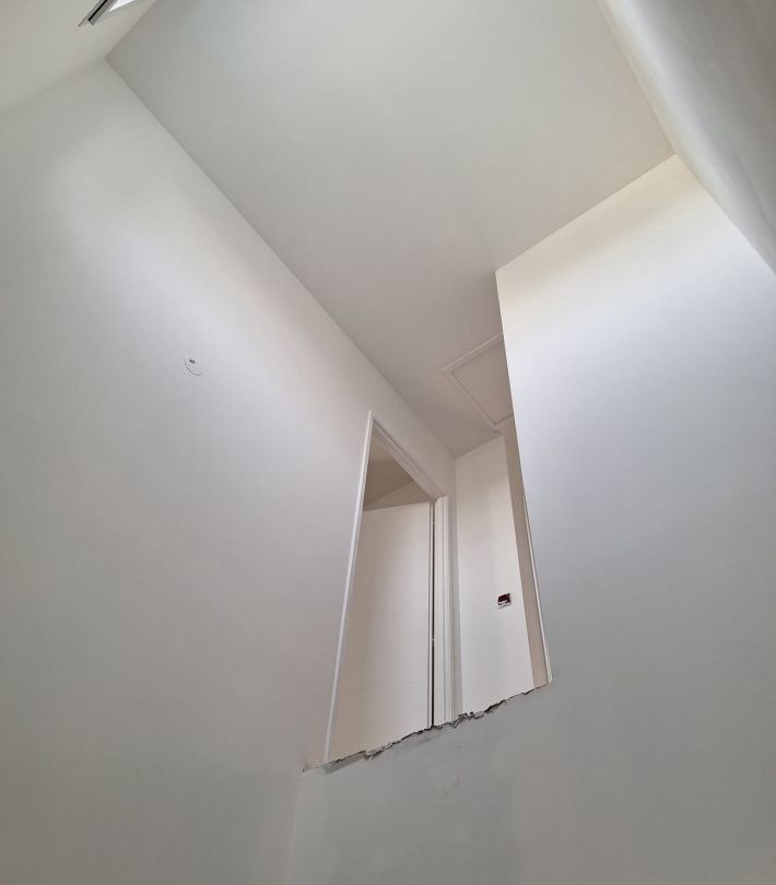 Peinture de porte intérieure en blanc satiné dans un couloir de Varilhes