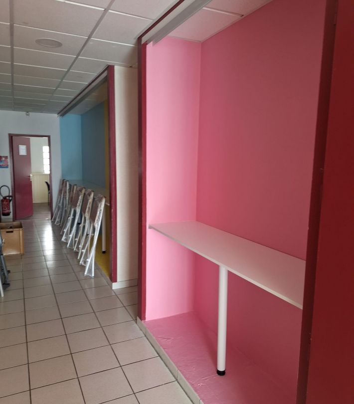 Application de peinture murale bleu pastel dans un bureau professionnel à Toulouse